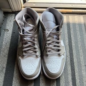 Jordan 1 Mid College Grey